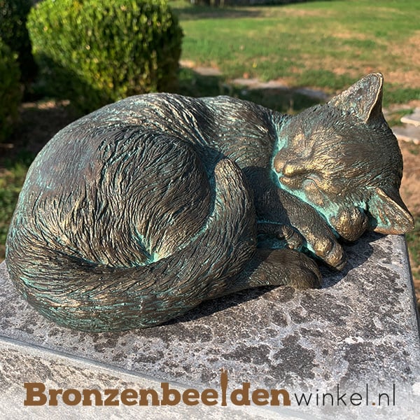 Bronzen slapende kat BBWR89020 (Met GRATIS onderhoudsset t.w.v. € 24,95: graag!) | Bronzen katten | Bronzen Beelden Winkel