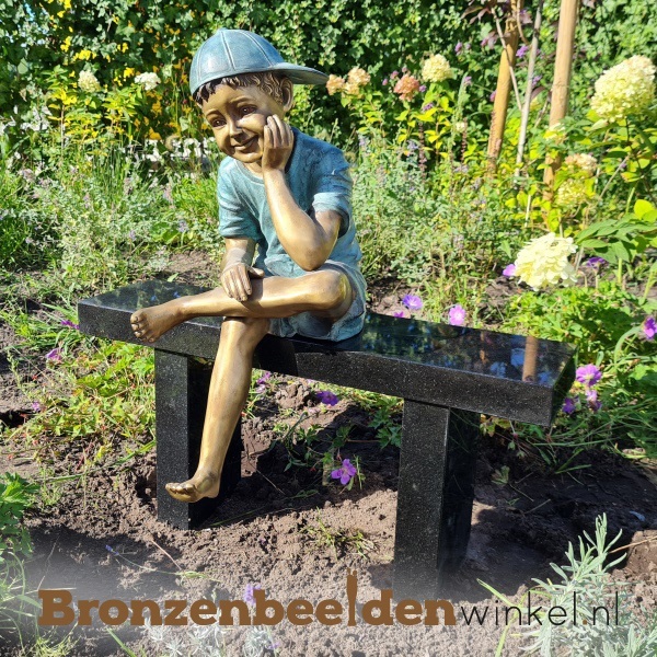 tuinbeeld jongetje op bankje