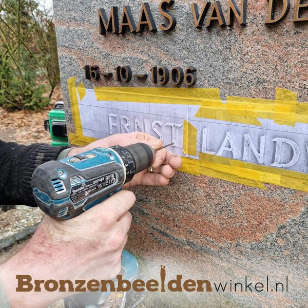 bronzen grafsteen letters aanbrengen