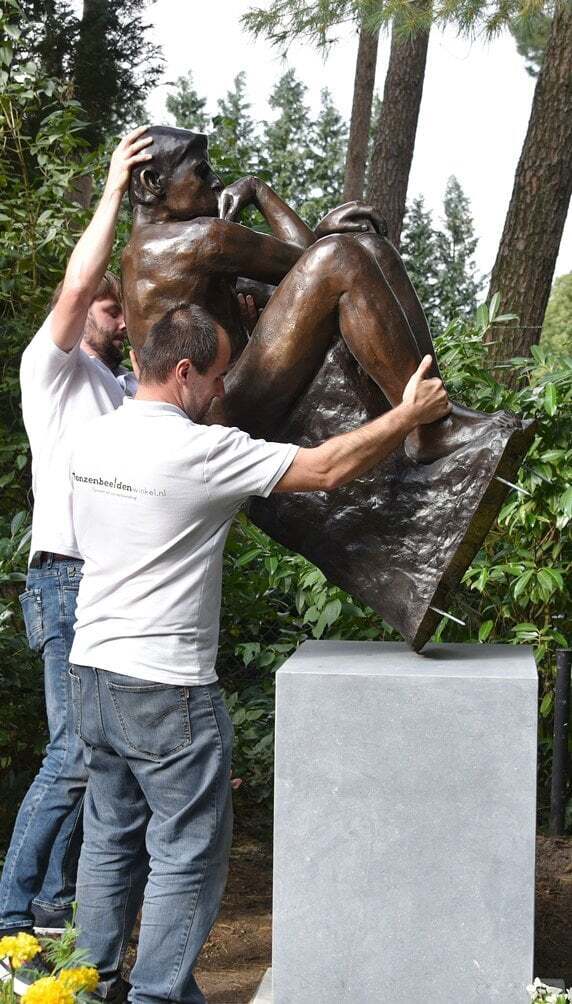 De kus Rodin laten plaatsen