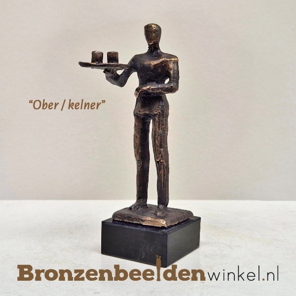 beeld ober met dienblad, horeca beeld
