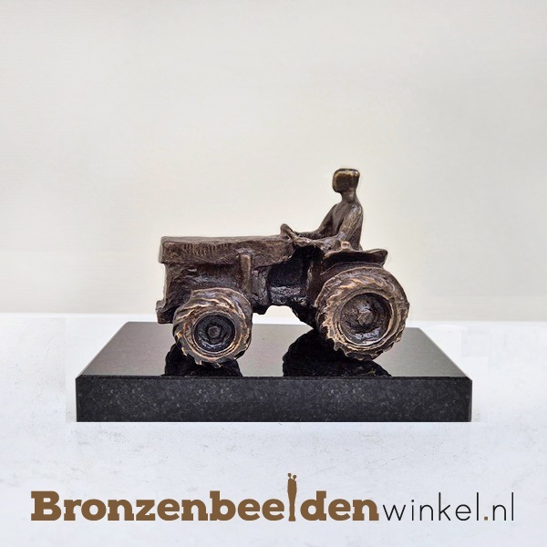 tractor beeld, boer op tractor