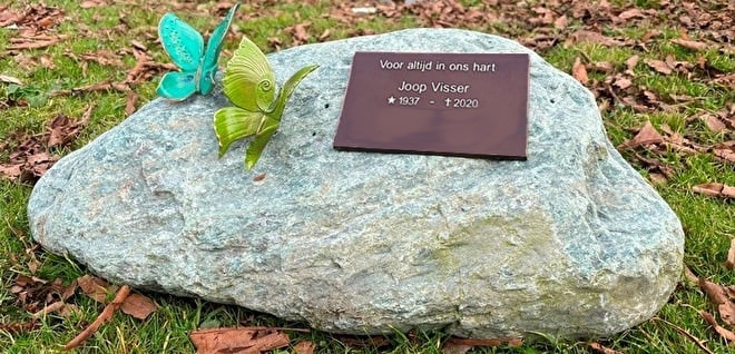 bermmonument brons, zwerfkei