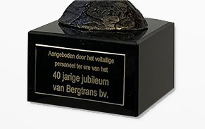 bronzen beeldje met tekst