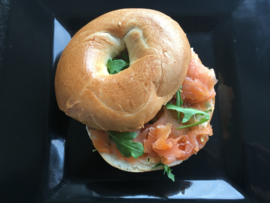 Bagel met roomkaas en zalm