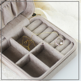 Solide suéde juwelendoos voor alle gouden en zilveren sieraden