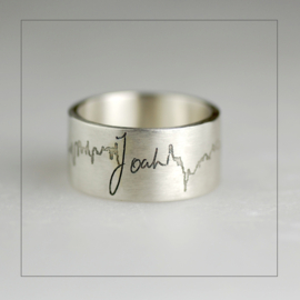 Ring extra breed zilver met hartslag en handgeschreven naam