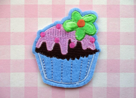 Strijkapplicatie cupcake blauw met bloemetje