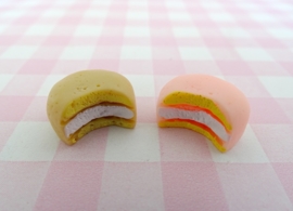 Miniatuur macaron met hapje eruit