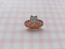Pin poes in donut
