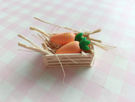 Kratje met stro en wortels