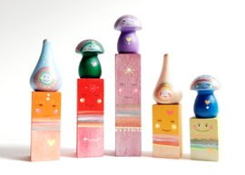 Werken met allerlei kleinere houten vormen en deze leren te illustreren.