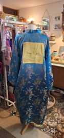 Up cycling van kleding, door het leren maken van badges en illustraties.