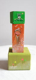 Werken met allerlei kleinere houten vormen en deze leren te illustreren.