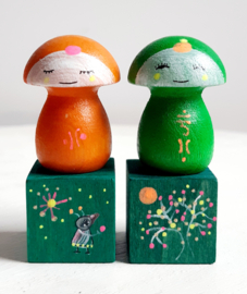 Werken met allerlei kleinere houten vormen en deze leren te illustreren.