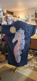 Up cycling van kleding, door het leren maken van badges en illustraties.