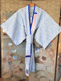 Up cycling van kleding, door het leren maken van badges en illustraties.