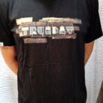Truedat T-Shirt mit Wandbild