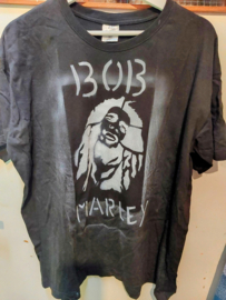 t-shirt con immagine aerografata di Bob Marley