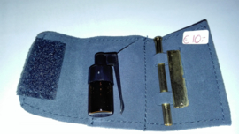 snu40. Wildledermappe mit goldenem Schnupftabakset