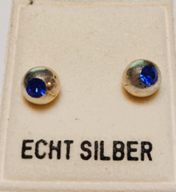 Srebrny kolczyk z niebieskim kamieniem szlachetnym