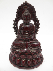 Immagine di Buddha seduto meditando rosso