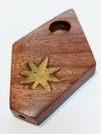 Vackert rökrör i trä 8cm med Cannabisblad