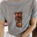 T-Shirt aus 100 % Bio-Baumwolle mit Tiki-Maske