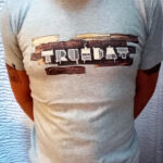 Truedat T-Shirt mit Wandbild
