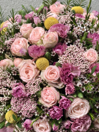 Bloemstuk in keramiek schaal
