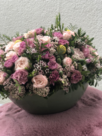 Bloemstuk in keramiek schaal