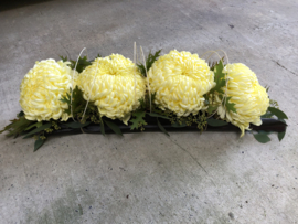 M1: Bloemstuk met gele bolchrysant/light pink