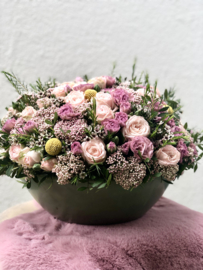 Bloemstuk in keramiek schaal