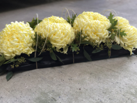 M1: Bloemstuk met gele bolchrysant/light pink