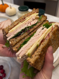 LUNCH: Kip of Kalkoen Sandwich met Stonewall Kitchen Farmhouse Mayo & Relish