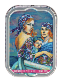 La Perle des Dieux Sardines Vintage 2025 COSSAIS Sardines "Miss Pearl and the Family Odyssey"