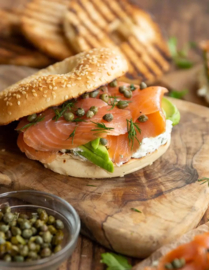 LUNCH GERECHT: Geroosterde Knoflook Cremè Kaas op een Zalm Bagel