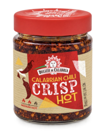 Chili crispy oil is op basis van de nieuwe trend een echte chili oil op basis van crunchy Calabrese Chilipepers, olijfolie en specerijen Deze zijn ideaal voor het op smaak brengen van elk gerecht, zoals pasta, vlees, pizza of eenvoudige crostini.