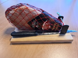 ( THT 24 Mei ADVIES).  Spaanse Serrano Mini Ham 1 KG (In nette Kartonnen bedrukte Showdoos)