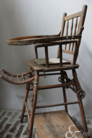 Oude kinderstoel