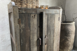 Oud houten kast met opstaande rand