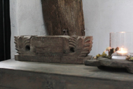 Oud houten ornament