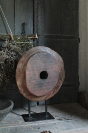 Oud houten wiel bewerkt