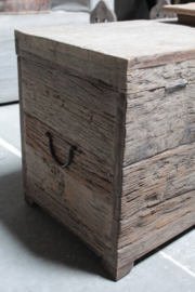 Oude houten kist/ salontafel kist