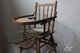 Oude kinderstoel