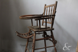 Oude kinderstoel