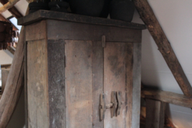 Oud houten kast met schuif, hoog