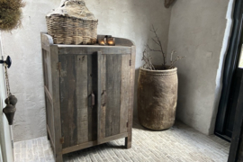 Oud houten kast met opstaande rand