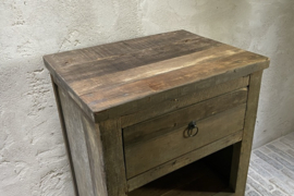 Oud houten kastje met lade