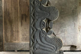 Oud houten ornament op statief Aura Peeperkorn